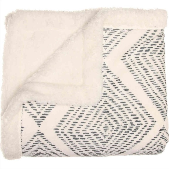 NWT DSW Geo Print Blanket - Picture 1 of 4